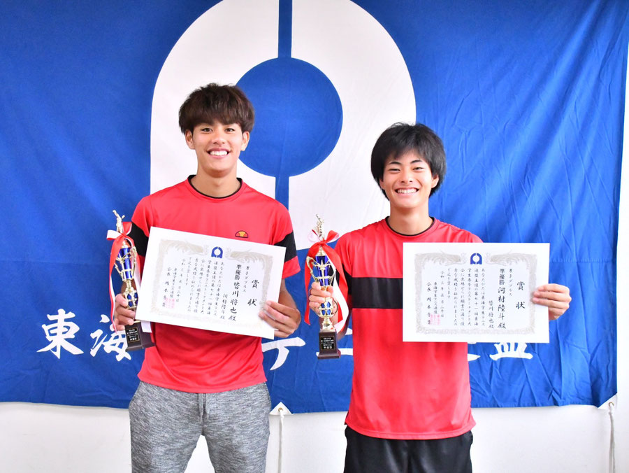 大会に臨む中京大学硬式庭球部の選手